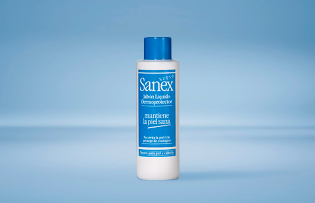 Een fles Sanex vloeibare dermoprotector zeep, met een blauwe dop, tegen een lichtblauwe achtergrond.